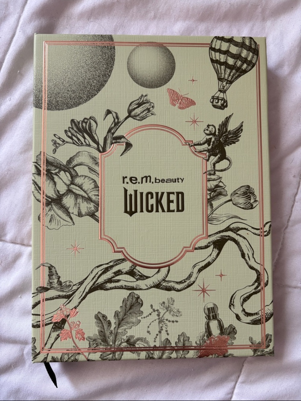 r.e.m. beauty Wicked Eyeshadow Palette - Pink & Cream limited edition